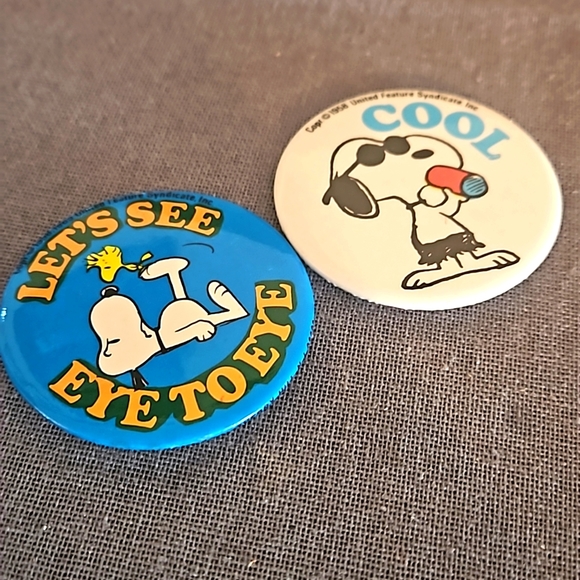 Set of 2 vintage Snoopy Woodstock buttons Peanuts 1980s pins Great shape! - Picture 2 of 6